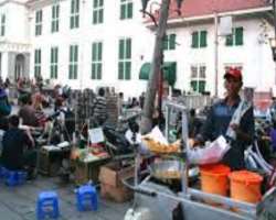If you enjoy shopping, the square provides you an opportunity with numerous street hawkers sitting along the payment offering a variety of goods.